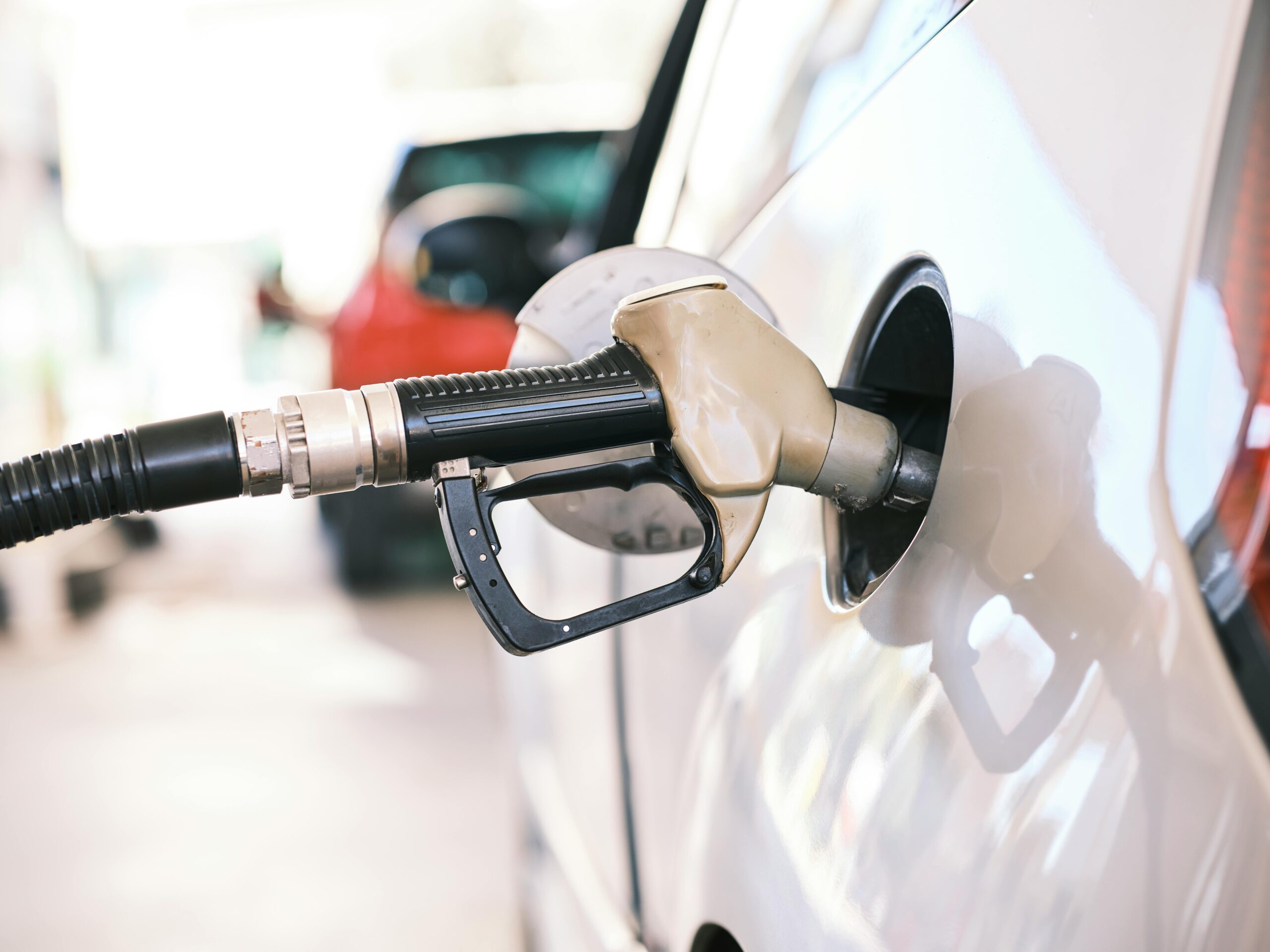 Comparación entre dispensadores de combustible HELIX y surtidores genéricos en estación de servicio mostrando eficiencia y rentabilidad